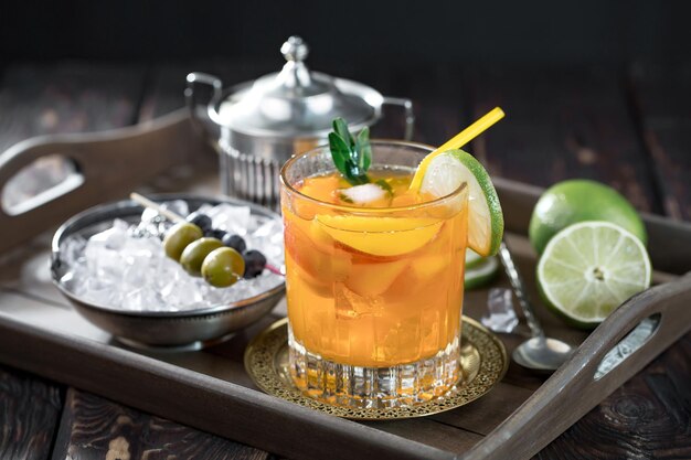 Cocktail alcolico con frutta e ghiaccio