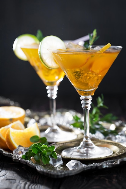 Cocktail alcolico con frutta e ghiaccio