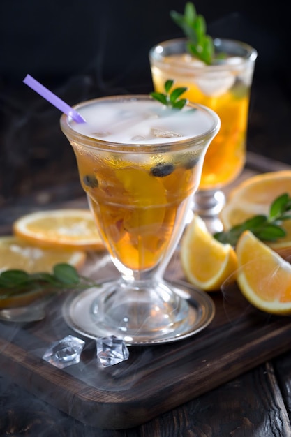 Cocktail alcolico con frutta e ghiaccio