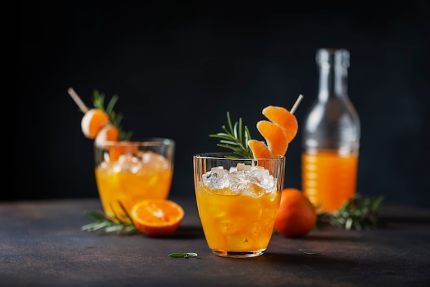 Cocktail alcolico con mandarini