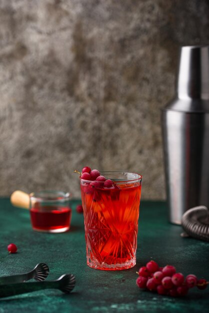 Cocktail alcolico con ribes rosso