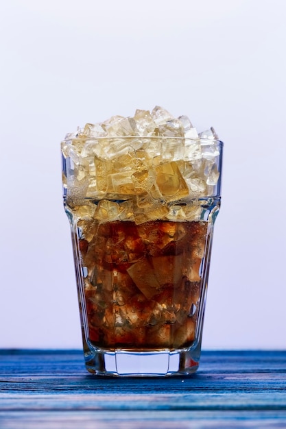 Cocktail alcolico con rum e ghiaccio e cola