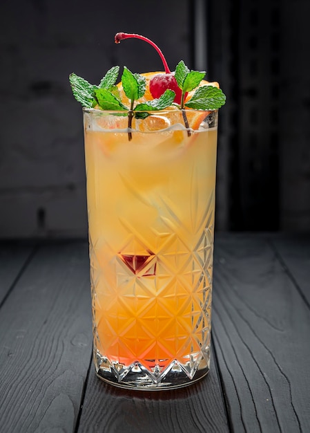 Cocktail alcolico con succo d'arancia