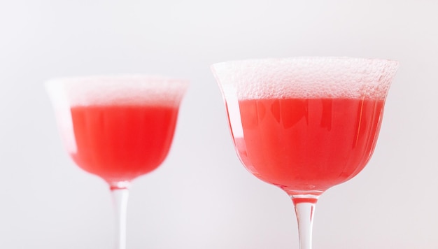 Cocktail alcolico di mimosa con succo rosso e champagne secco