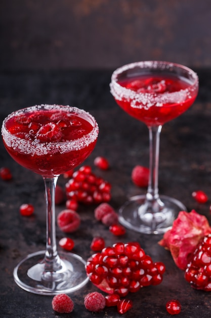 Cocktail alcolico rosso con lampone. Bevanda estiva per feste.