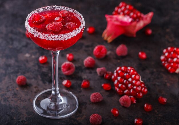 Cocktail alcolico rosso con lampone e melograno