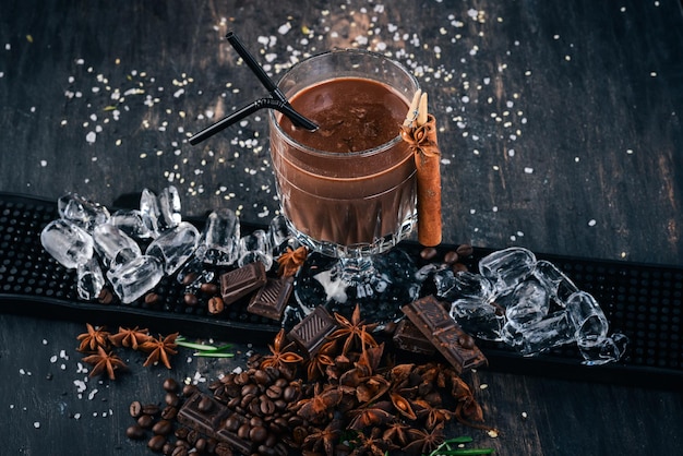 Cocktail alcolico Rum al cioccolato Sulla barra di sfondo nero