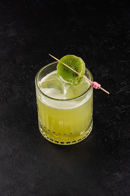 Cocktail alcolico su sfondo nero