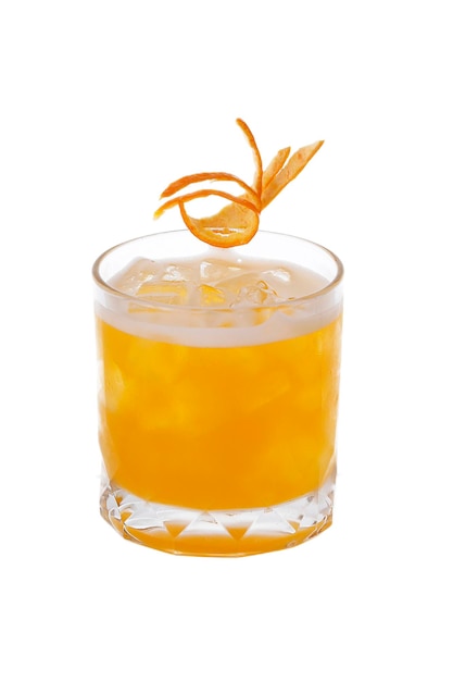 Cocktail all'arancia con arancia sbucciata e roll in vetro rim isolato su sfondo bianco