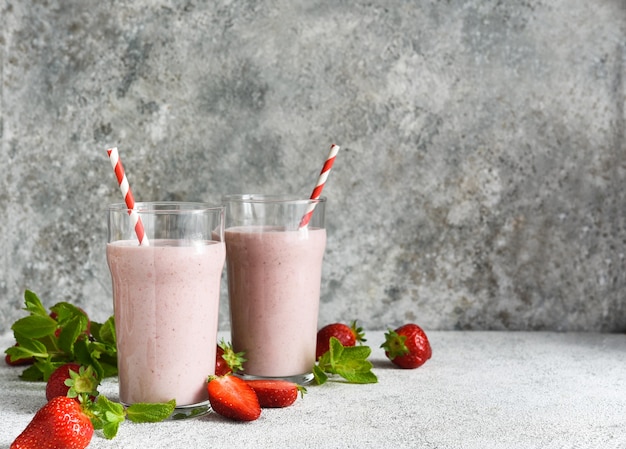 Cocktail alla fragola - un frullato con gelato e latte. Frullato di fragole per colazione.