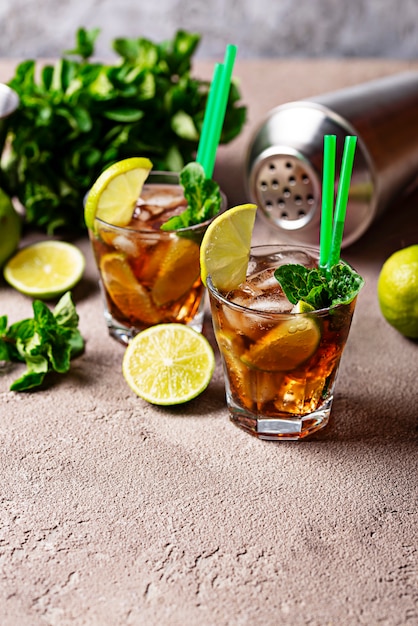 Cocktail alla libre con menta e lime