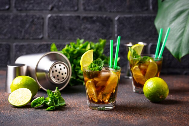 Cocktail alla libre con menta e lime