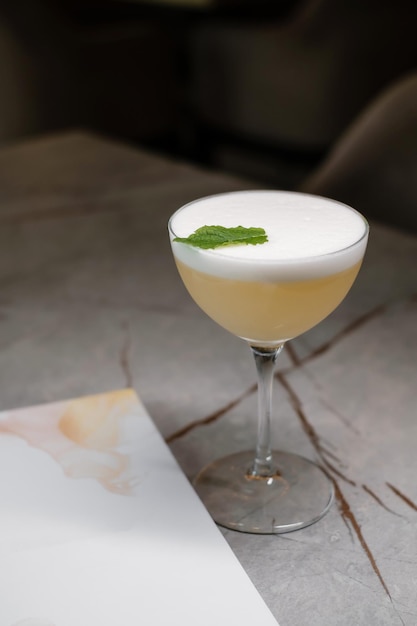 Cocktail alla menta con menu di bevande sul tavolo di pietra