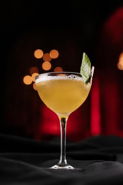 cocktail alla menta su un tavolo nero in un night club