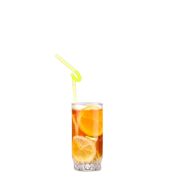 Cocktail ambrato in un bicchiere isolato su uno sfondo bianco