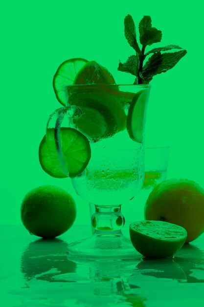 Cocktail analcolici con acqua infusa di agrumi con arancia limone e lime su sfondo colorato Rinfrescanti cocktail estivi Primo piano