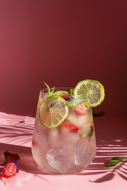 Cocktail analcolico con fragole congelate, menta e fiori.