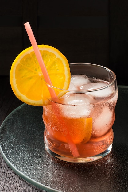 Cocktail Aperol con fette d'arancia e ghiaccio