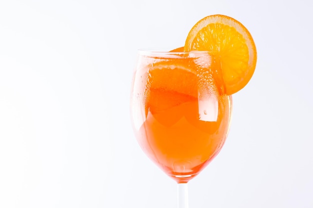 Cocktail aperol spritz su sfondo bianco Aperol spritz cocktail con fette d'arancia