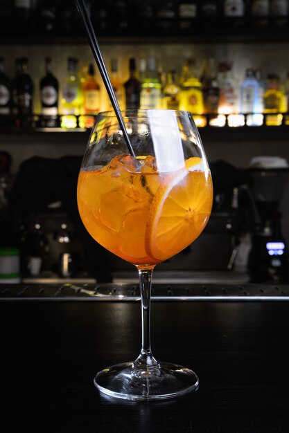 Cocktail Aperol Syringe, su un bancone bar