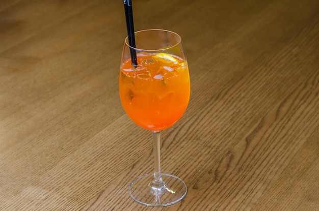 Cocktail arancione con ghiaccio sul tavolo
