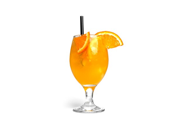 Cocktail arancione isolato su uno sfondo bianco