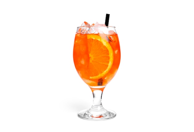 Cocktail arancione isolato su uno sfondo bianco