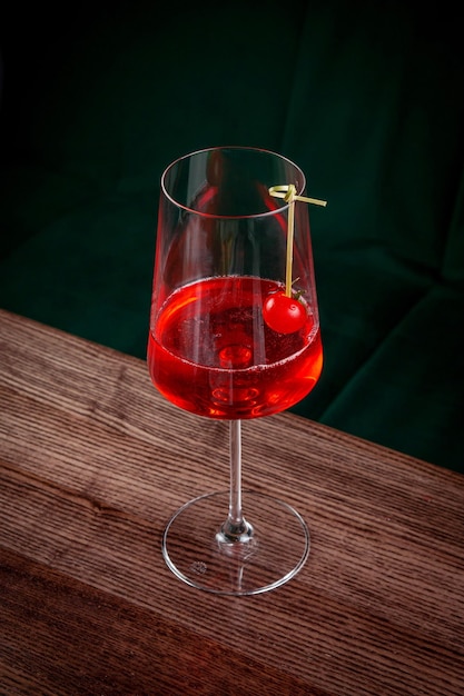 Cocktail berry aperol spritz Sauvignon Blancacqua di fragole e pomodoro in un bicchiere