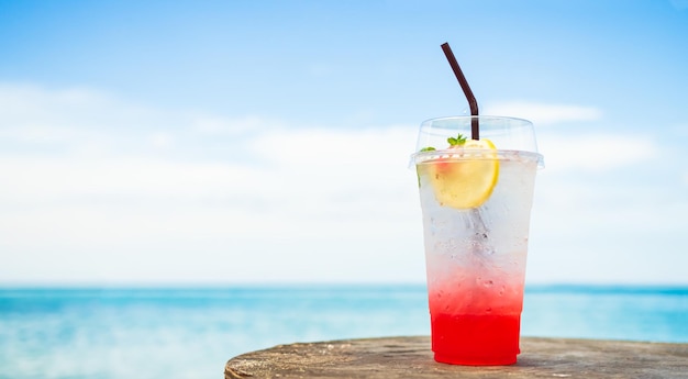 Cocktail bevanda estate a tavola con ghiaccio di mare bevanda limone fragola frutta soda festa vacanza