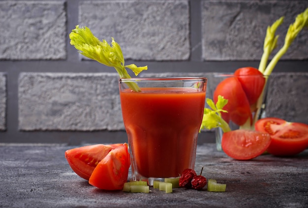 Cocktail Bloody Mary con pomodoro. Messa a fuoco selettiva