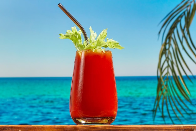 Cocktail Bloody Mary sulla spiaggia tropicale