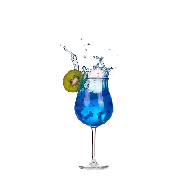 Cocktail blu con spruzzi su bianco