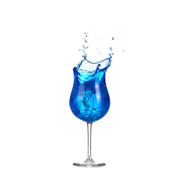 Cocktail blu con spruzzi su bianco