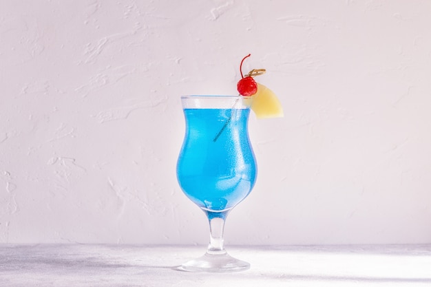 Cocktail blu Curacao decorato con frutta