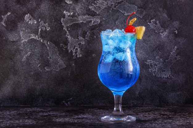 Cocktail blu Curacao decorato con frutta