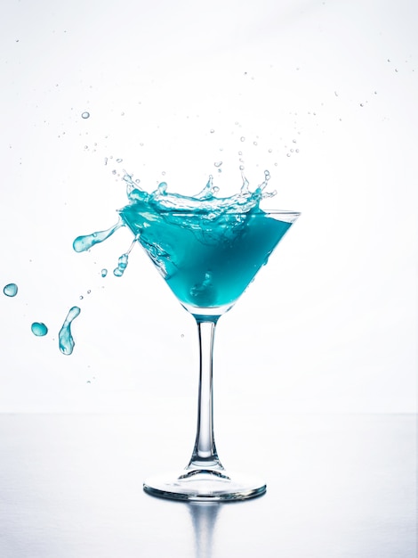 Cocktail blu del curacao con spruzzata