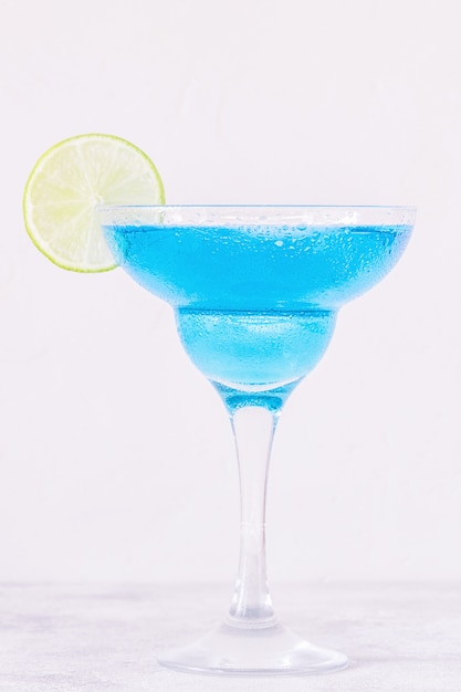 Cocktail blu del Curacao decorato con frutta