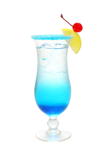 Cocktail blu dell'alcool isolato su bianco