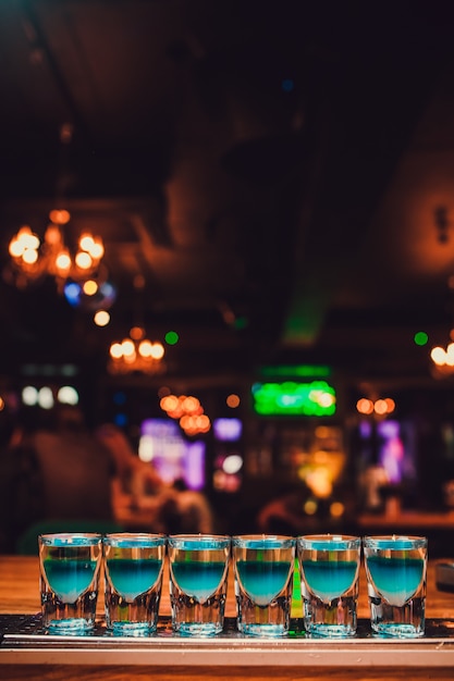 Cocktail blu nel club