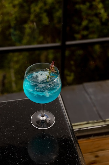 Cocktail blu sul tavolo nero