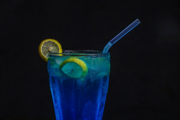 Cocktail Blue Lagoon su sfondo nero