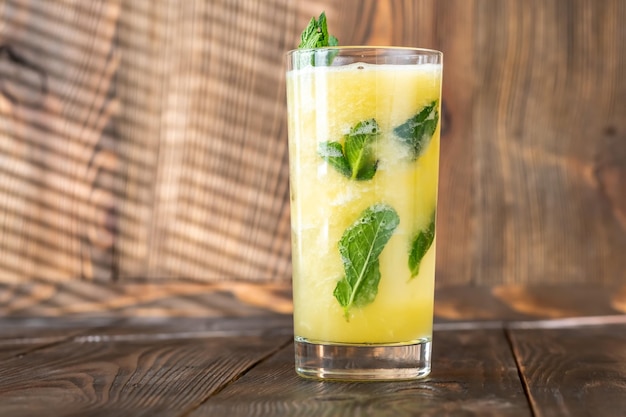 Cocktail Caipirinha di ananas e menta