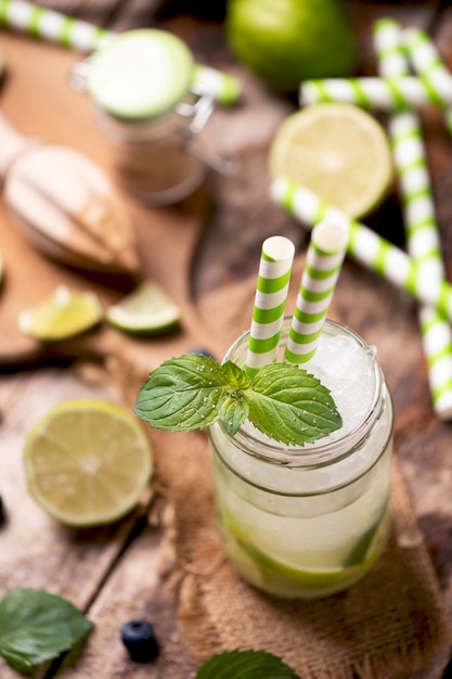 Cocktail Caipirinha in un bicchiere su un tavolo di legno.