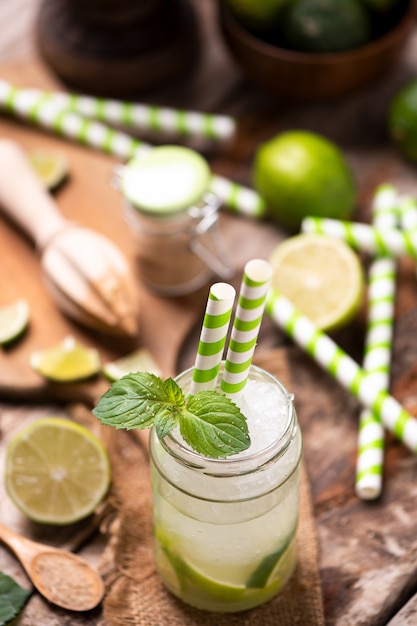 Cocktail Caipirinha in un bicchiere su un tavolo di legno.