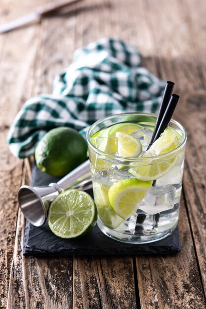 Cocktail Caipiroska con lime