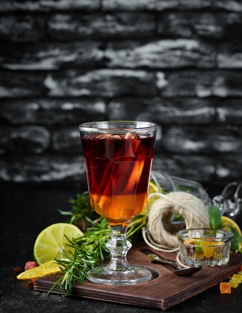 Cocktail caldo di vino rosso miele e cannella su uno sfondo di legno Vista dall'alto Spazio libero per la copia
