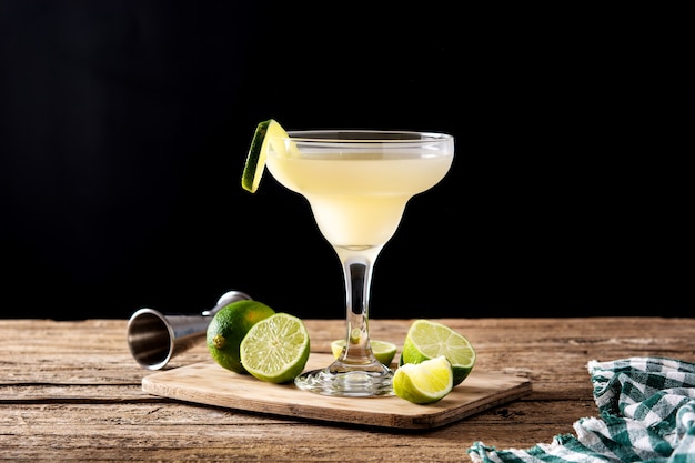 Cocktail classico daiquiri in vetro su tavola di legno