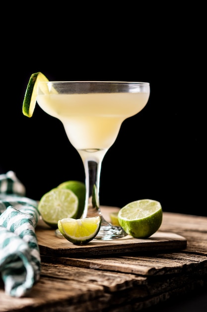 Cocktail classico daiquiri in vetro sulla tavola di legno rustica