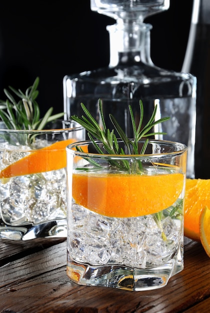 Cocktail classico dry gin con tonico e arancia