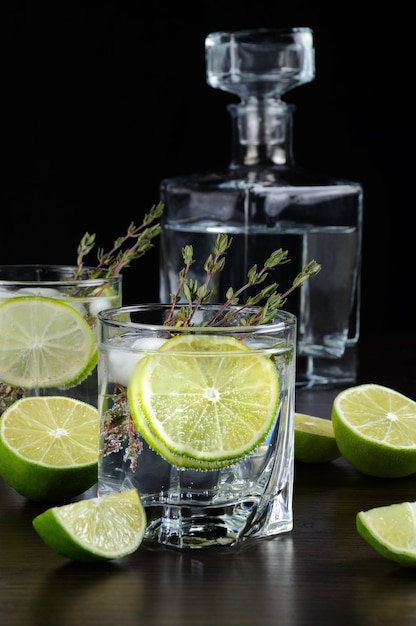 Cocktail classico dry gin con tonico e lime